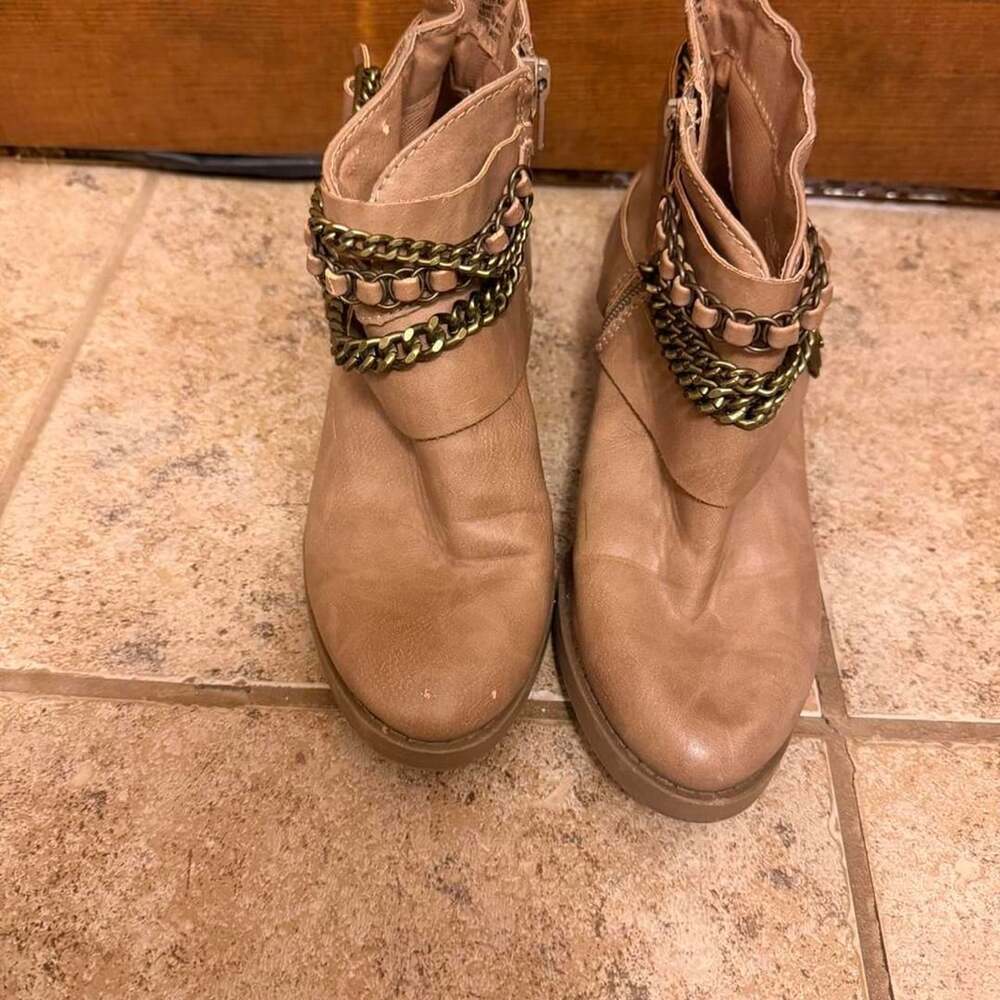 Kohl's Ankle Boots Size 7.5 Tan Chain Buckle Booties